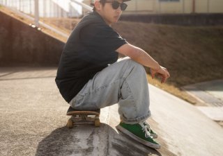 Baggy style – jak nosić szerokie, wygodne ubrania i wyglądać super